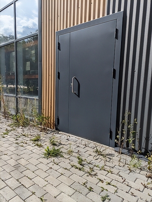 Дверь в здании автовокзала Дверь в здании автовокзала