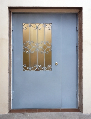 Дверь со сварной решеткой и стеклом Дверь со сварной решеткой и стеклом