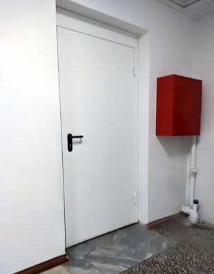 Дверь белого цвета Дверь белого цвета