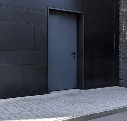 Дверь в многоэтажном доме Дверь в многоэтажном доме