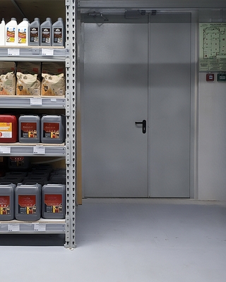 Дверь на запасном выходе Дверь на запасном выходе