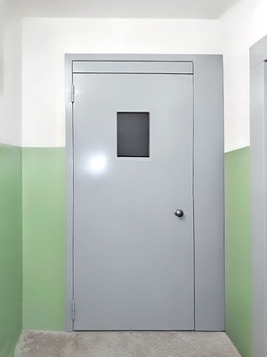 Однопольная дверь в подъезде Однопольная дверь в подъезде