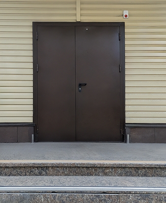 Коричневая глухая дверь Коричневая глухая дверь