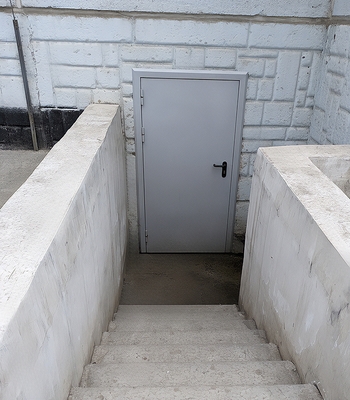 Дверь в подвал дома Дверь в подвал дома