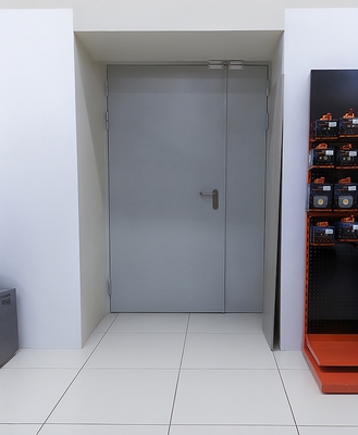 Дверь в магазине бытовой техники Дверь в магазине бытовой техники