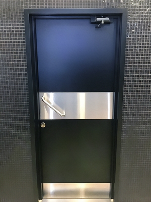 Дверь с отбойниками Дверь с отбойниками