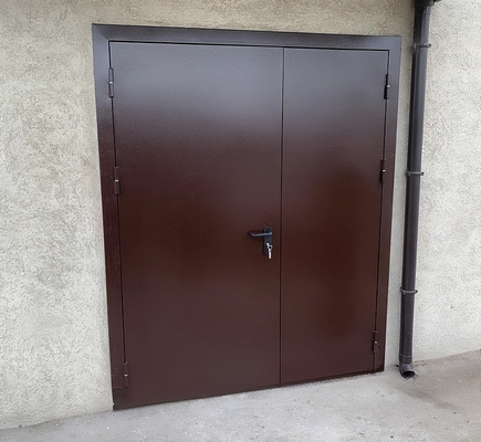 Коричневая двупольная дверь Коричневая двупольная дверь