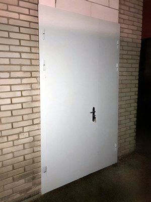 Полуторная дверь, вид снаружи Полуторная дверь, вид снаружи