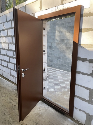 Дверь в строящемся сооружении Дверь в строящемся сооружении