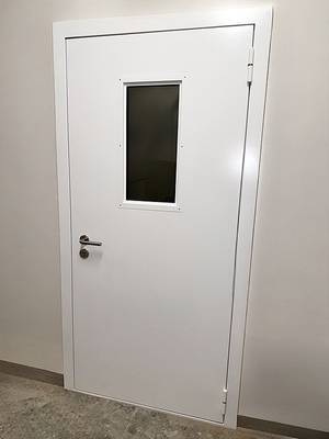 Дверь белого цвета с окном Дверь белого цвета с окном