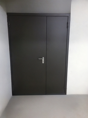 Дверь в офисном здании Дверь в офисном здании