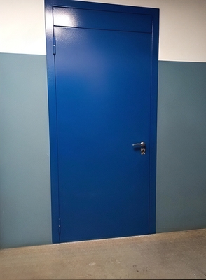 Синяя техническая дверь Синяя техническая дверь