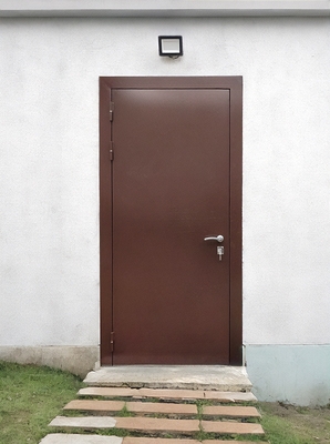 Дверь коричневого цвета Дверь коричневого цвета