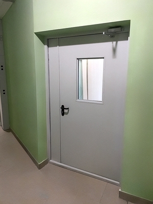 Дверь с окном, вид изнутри Дверь с окном, вид изнутри