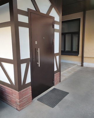 Коричневая стальная дверь Коричневая стальная дверь