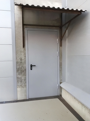 Однопольная дверь на уличном выходе Однопольная дверь на уличном выходе