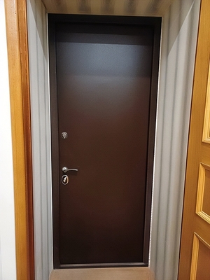 Коричневая стальная дверь Коричневая стальная дверь
