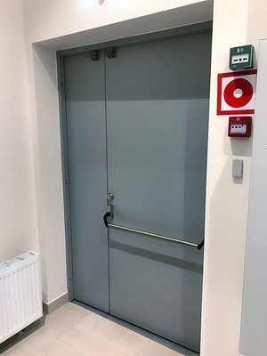 Дверь на аварийном выходе Дверь на аварийном выходе