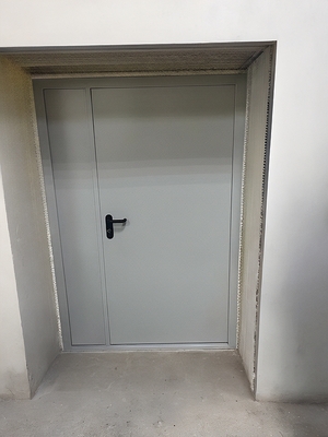 Дверь в сером цвете Дверь в сером цвете