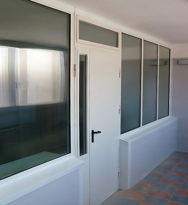 С остекленной фрамугой С остекленной фрамугой