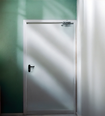 Дверь с доводчиком Дверь с доводчиком