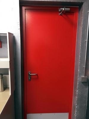 Красная дверь с отбойником Красная дверь с отбойником