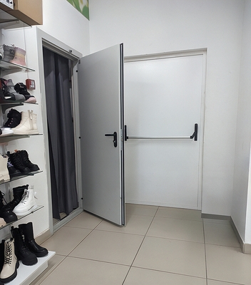 Двери в обувном магазине Двери в обувном магазине