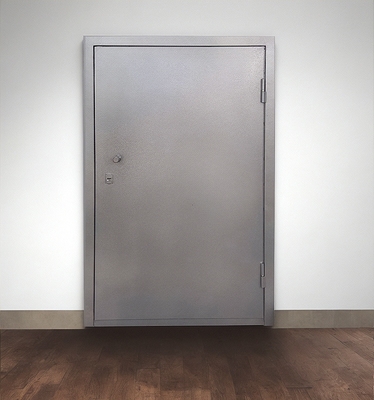 Широкая серая дверь Широкая серая дверь