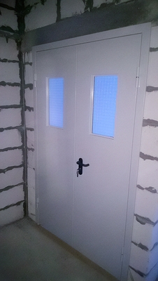 Дверь с двумя окнами Дверь с двумя окнами