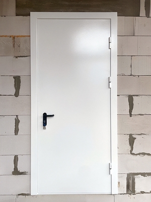 Дверь в строящемся здании Дверь в строящемся здании