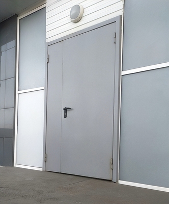 Серая уличная дверь Серая уличная дверь