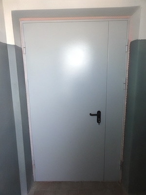 Серая огнезащитная дверь Серая огнезащитная дверь