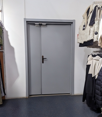 Дверь в магазине одежды Дверь в магазине одежды