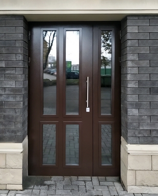Коричневая дверь с остеклением Коричневая дверь с остеклением