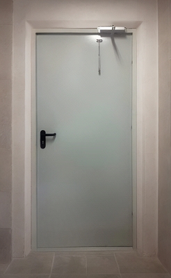 Дверь с доводчиком Дверь с доводчиком