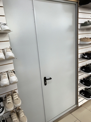 Служебная дверь в магазине Служебная дверь в магазине