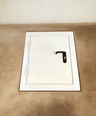 Белый стальной люк