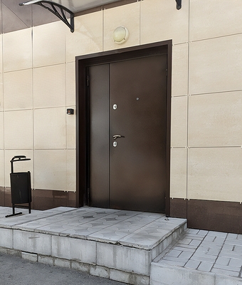 Полуторная коричневая дверь Полуторная коричневая дверь