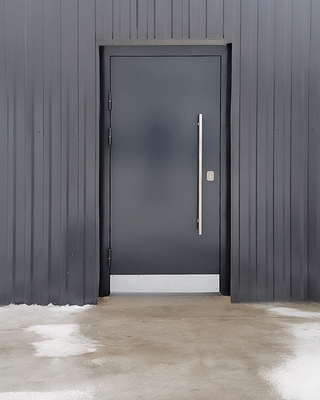 Дверь с отбойником и длинной ручкой Дверь с отбойником и длинной ручкой