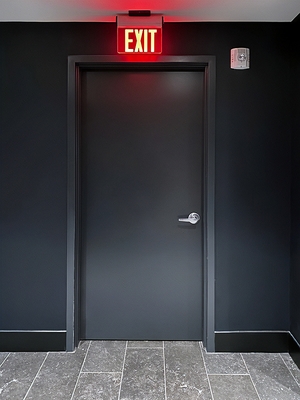 Серая стальная дверь Серая стальная дверь