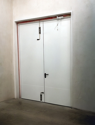 Белые высокие ворота Белые высокие ворота