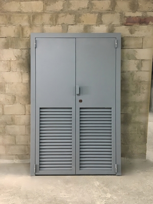 Двупольная дверь с вентиляцией и приварной ручкой Двупольная дверь с вентиляцией и приварной ручкой