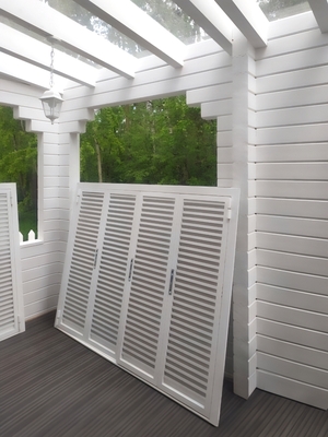Белые жалюзийные ставни Белые жалюзийные ставни