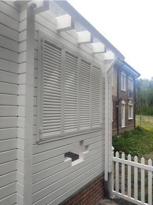 Белые жалюзийные ставни распашные Белые жалюзийные ставни распашные
