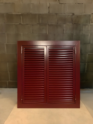 Красные жалюзийные ставни Красные жалюзийные ставни