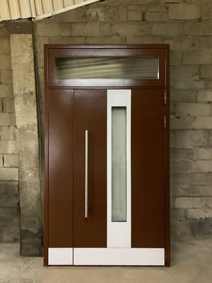 Подъездная дверь со вставкой сверху