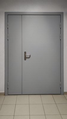 Серая полуторная дверь с ручками хром Серая полуторная дверь с ручками хром