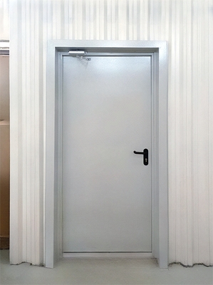 Серая дверь с доводчиком Серая дверь с доводчиком