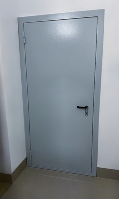 Серая одностворчатая дверь Серая одностворчатая дверь